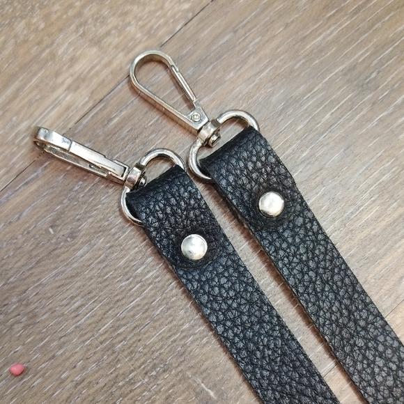 Stylish Silver and Black Water Bottle with Geometric Design - Picture 8 of 10